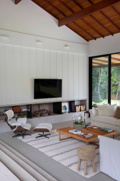 Confortável e acolhedora: casa de 480 m² tem sauna e lareira ao ar livre