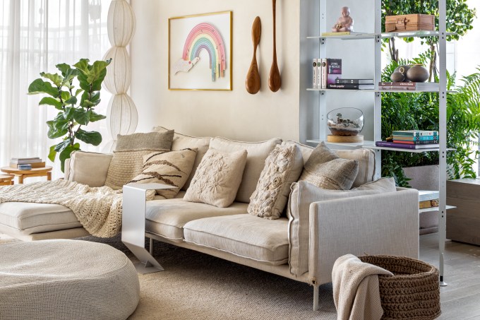 cobertura-235-m-decor-elegante-pecas-de-design-studioag-sofa-manta-almofada-pufe-plantas-clean