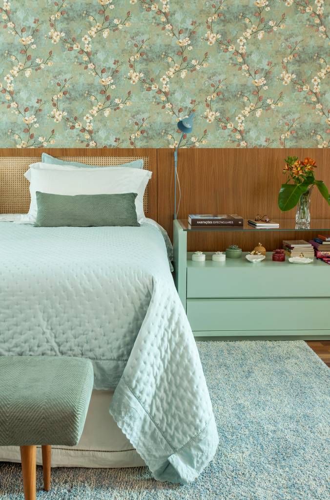 decoracao-ape-350m-inspirada-vinhos-korman-arquitetos-foto-Eduardo-Pozella-quarto-cama-papel-de-parede
