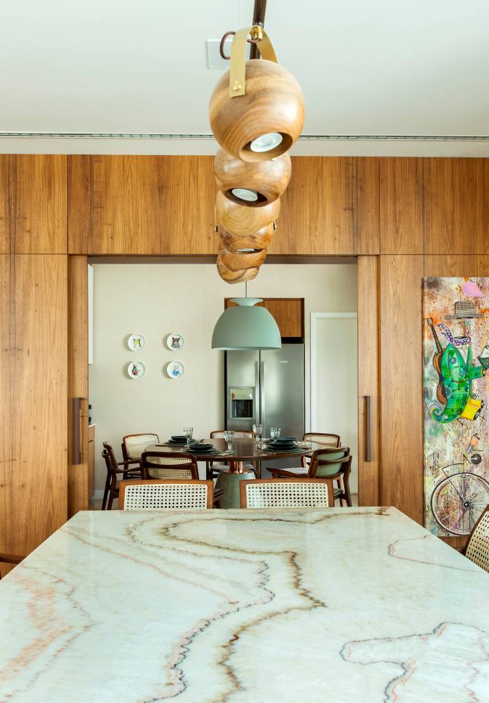 decoracao-ape-350m-inspirada-vinhos-korman-arquitetos-foto-Eduardo-Pozella-sala-luminaria-mesa-marmore
