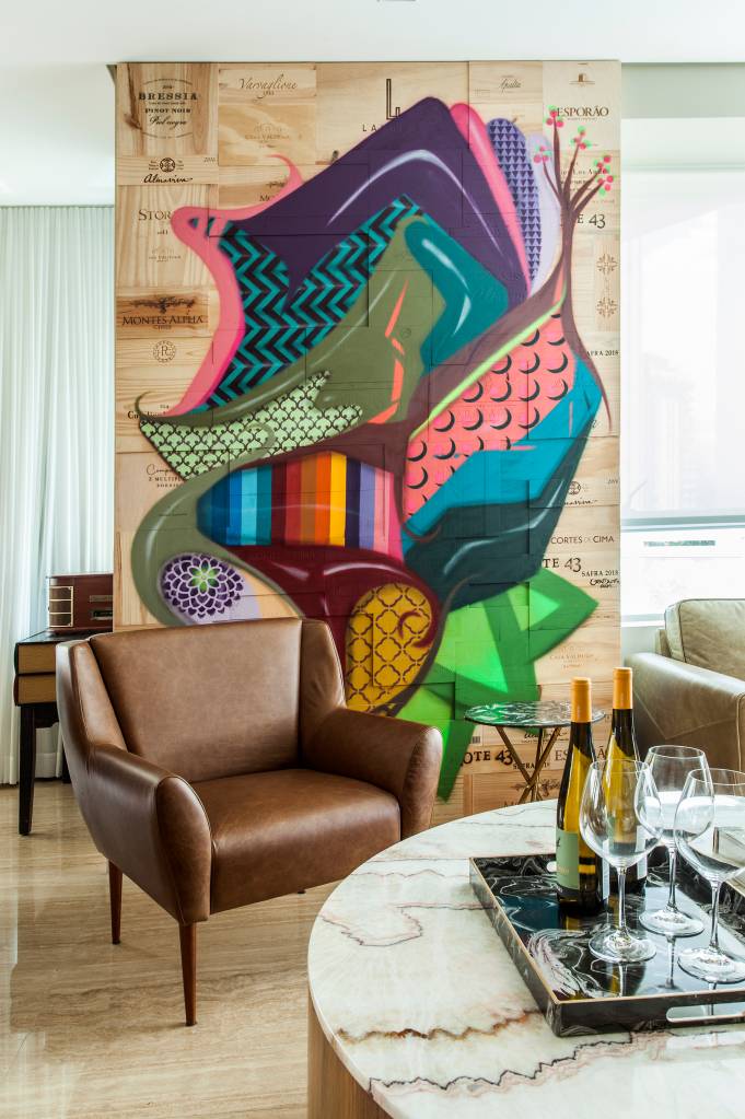 decoracao-ape-350m-inspirada-vinhos-korman-arquitetos-foto-Eduardo-Pozella-sala-poltrona