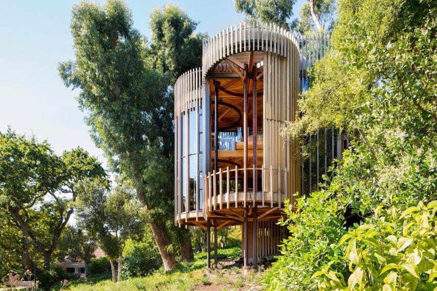 Foto mostra casa suspensa do solo por pilares metálicos que lembram uma casa na árvore.