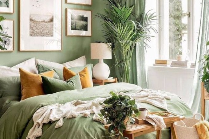 quartos-verde-cabeceira-cama-luminaria-quadros-plantas-olid-homes