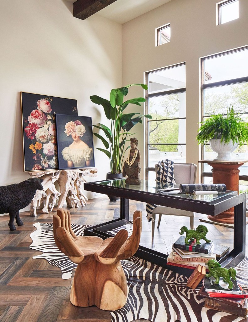 10 home offices estilosos com plantas na decoração The Decoist (4) Home office amplo, com muita iluminação natural, decorado por daus grandes plantas.