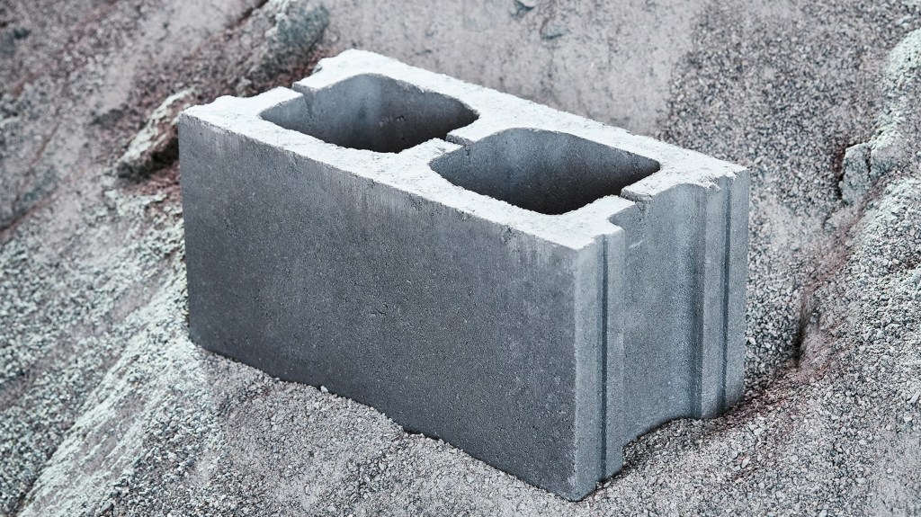 Foto mostra bloco de concreto semelhante ao comum, mas feito com tecnologia carbono neutro.