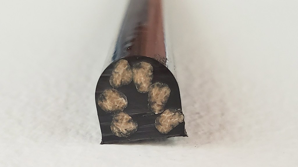 Foto mostra ponta de vergalhão feito com cânhamo e parte de seu comprimento, em perspectiva.