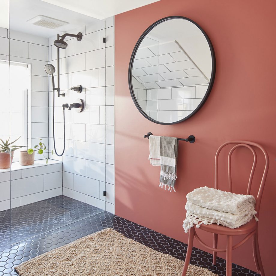 Banheiro com parede colorida