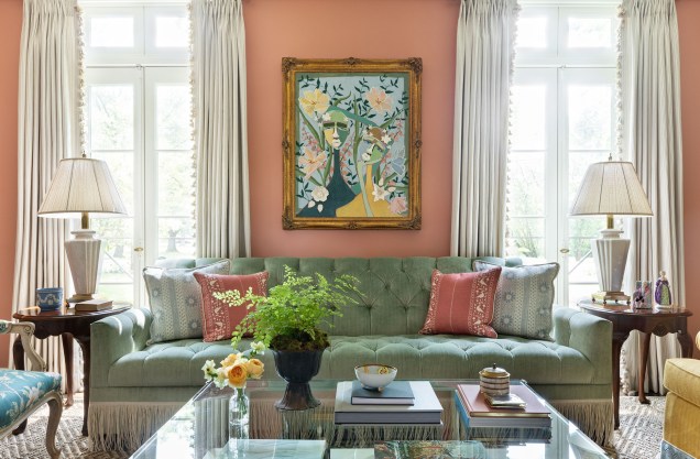 Mesa Peach, Benjamin Moore: Alexandra Kaehler escolheu um coral tranquilo para os interiores coloridos de inspiração inglesa desta doce casa em Chicago.