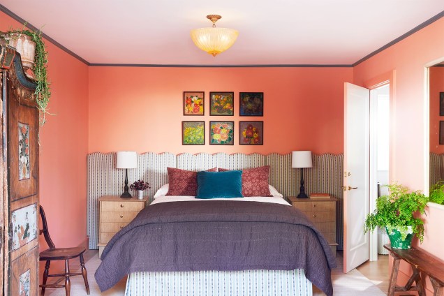 Terra vermelha, Farrow & Ball: Um coral alegre transmite felicidade e calor neste quarto descontraído na Califórnia projetado por Nickey Kehoe.