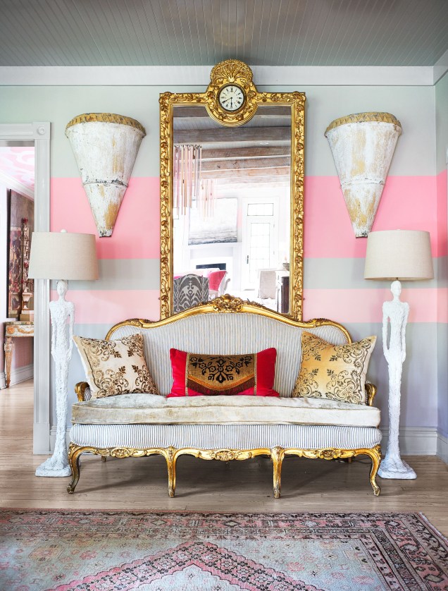Doce Antonieta, Kilz: Janie Molster usou listras rosa coral ousadas para destacar as antiguidades douradas desta sala de estar. Para um visual semelhante, combine Sweet Antoinette de Kilz e Peach Glamour.