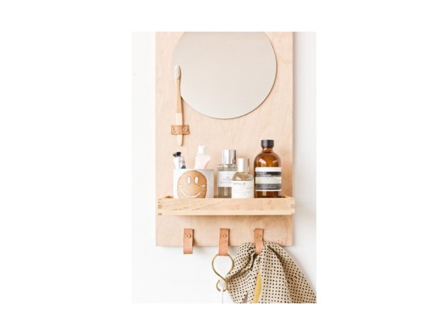 Produza um espelho e organizador! Utilize madeira compensada e tiras de couro para que você coloque todas as coisas que usa diariamente.
