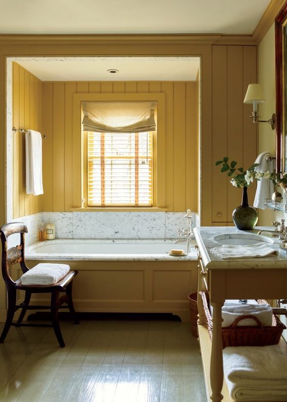 Banheiro com paredes amarelas.