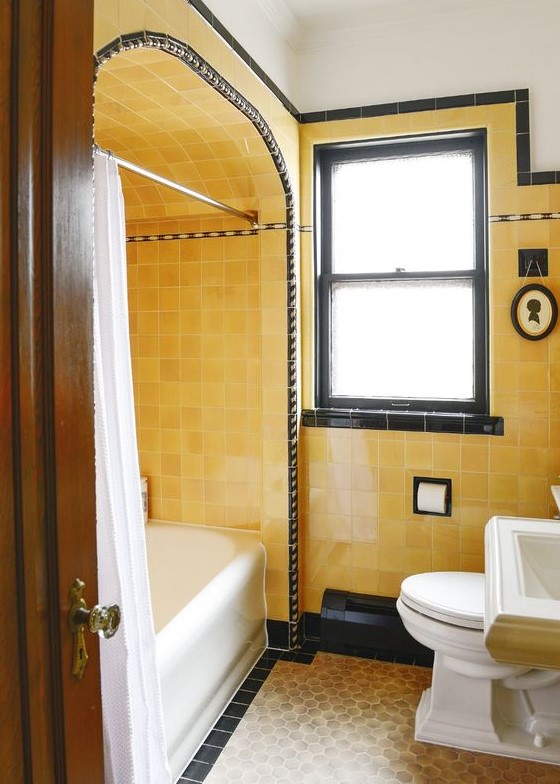 Banheiro com paredes amarelas.