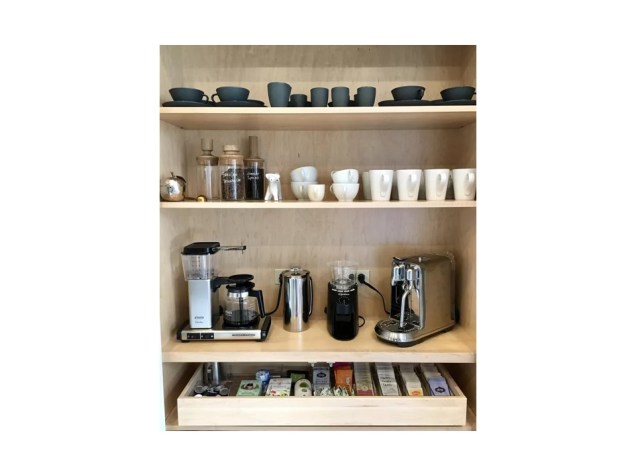Se você tiver espaço extra nos armários, considere criar uma estação completa de café. Posicione uma cafeteira, moedor, prensa francesa, canecas e grãos para facilitar a produção dos seus cafezinhos.
