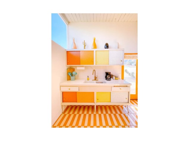 Um pequeno cômodo ainda pode receber uma tonelada de cor e estilo. Neste exemplo, uma pequena cozinha recebeu um visual ombré em tons ensolarados em seus armários de cozinha de pegboard para uma vibração feliz e retrô.