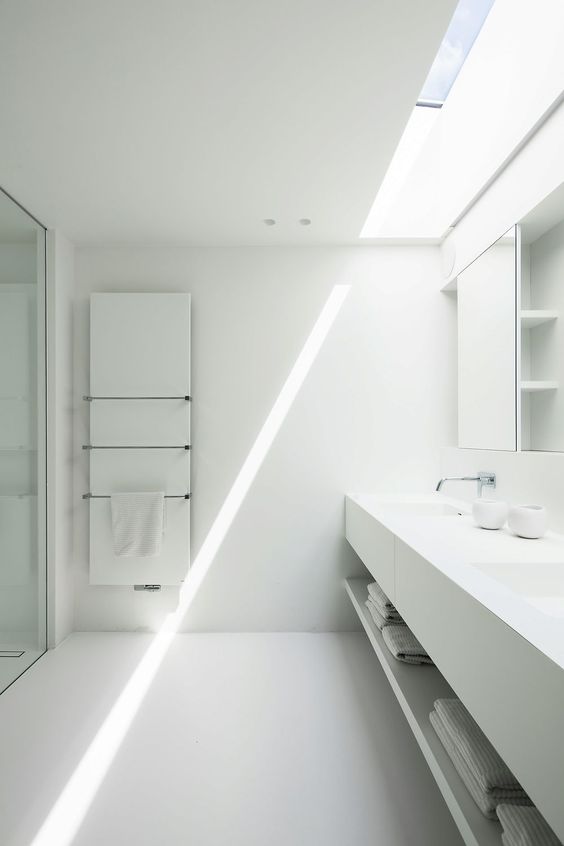 Banheiro minimalista todo em branco.