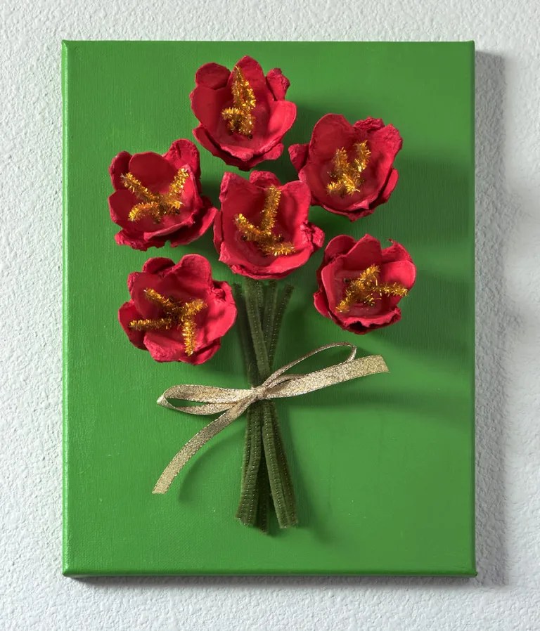 8-jeitos-fofinhos-de-aproveitar-caixas-de-ovo-16 Quadro com flores feitas de caixa de ovos