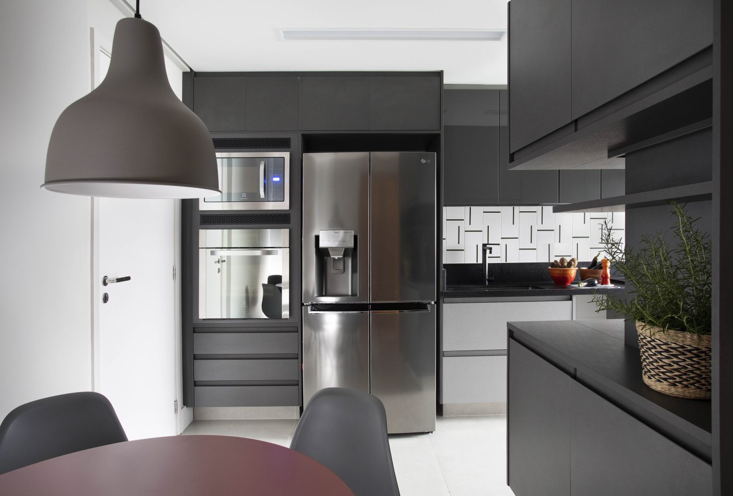 Apê de 120m² tem base neutra em contraste com cozinha preta e cinza