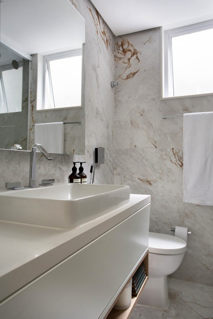 Banheiro revestido em mármore claro
