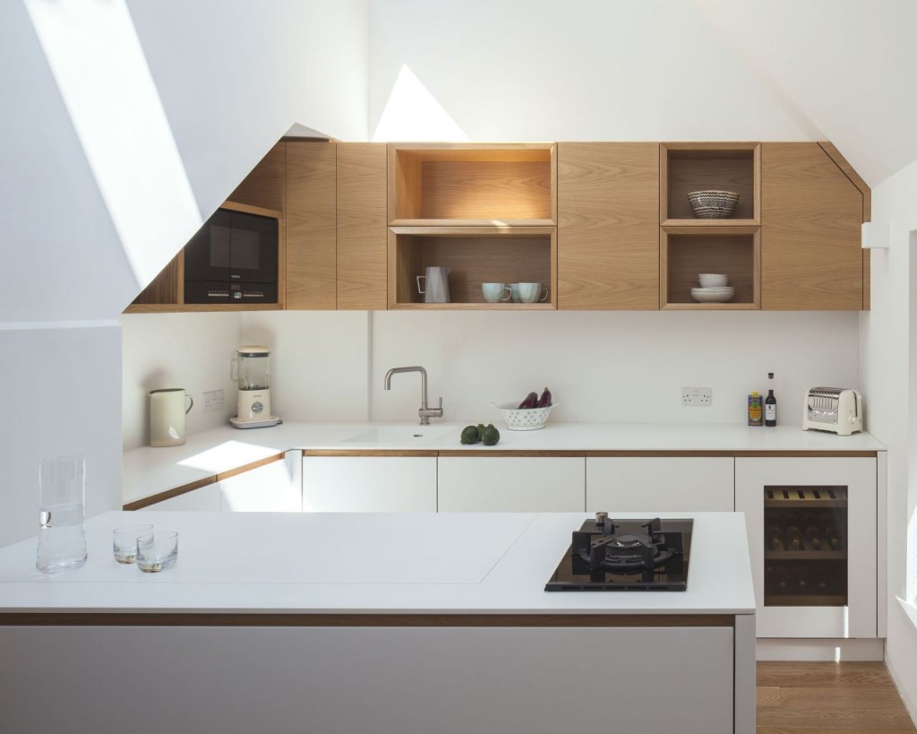 Cozinha compacta com móveis planejados.