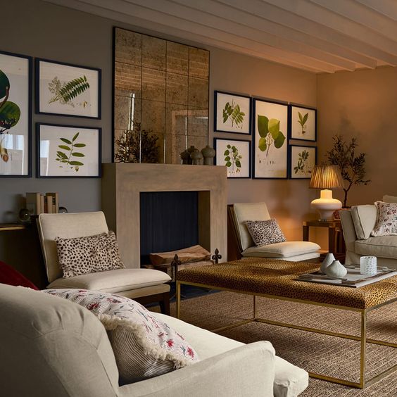 Sala de estar com paredes em taupe.