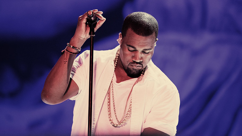 Kanye West se apresentando em show.