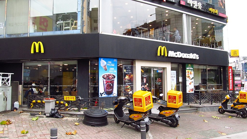 Fachada de loja do McDonald's na Coréia do Sul. Estilo minimalista da loja chama atenção.