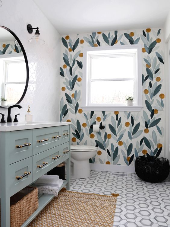 Banheiro com azulejos coloridos