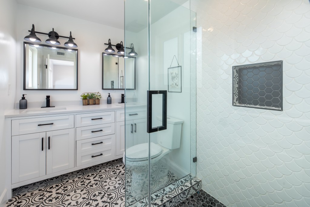 Banheiro branco com piso de azulejos
