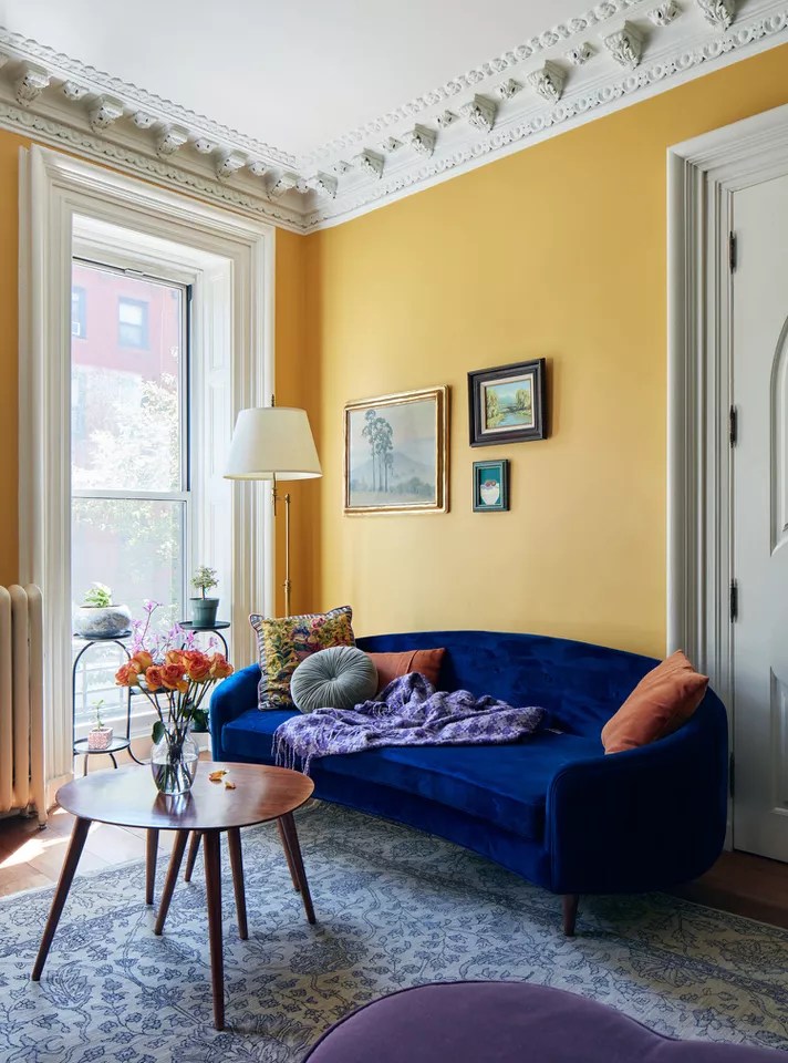 Sala de estar com paredes em amarelo.