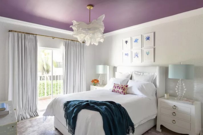 Ostentação veja 8 paletas de cor inspiradas em joias Dekay & Tate Quarto com branco como cor dominante. O teto é pintado de roxo.