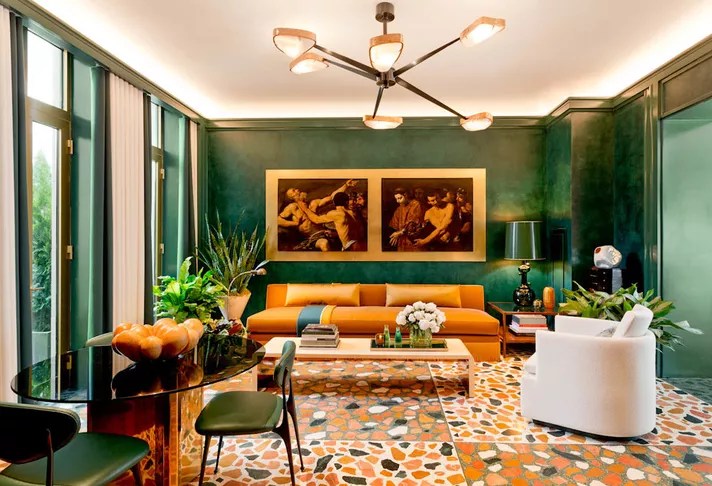Ostentação veja 8 paletas de cor inspiradas em joias Rikki Snyder (2) Sala de estar com piso colorido e paredes em verde escuro.
