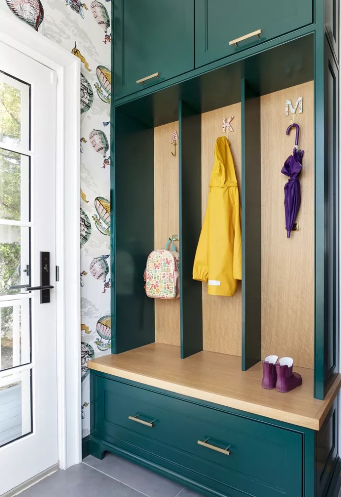 Ostentação veja 8 paletas de cor inspiradas em joias Think Chic Interiors Hall de entrada com armário em verde escuro.