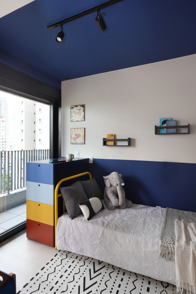 Quarto infantil com cama e meia parede azul