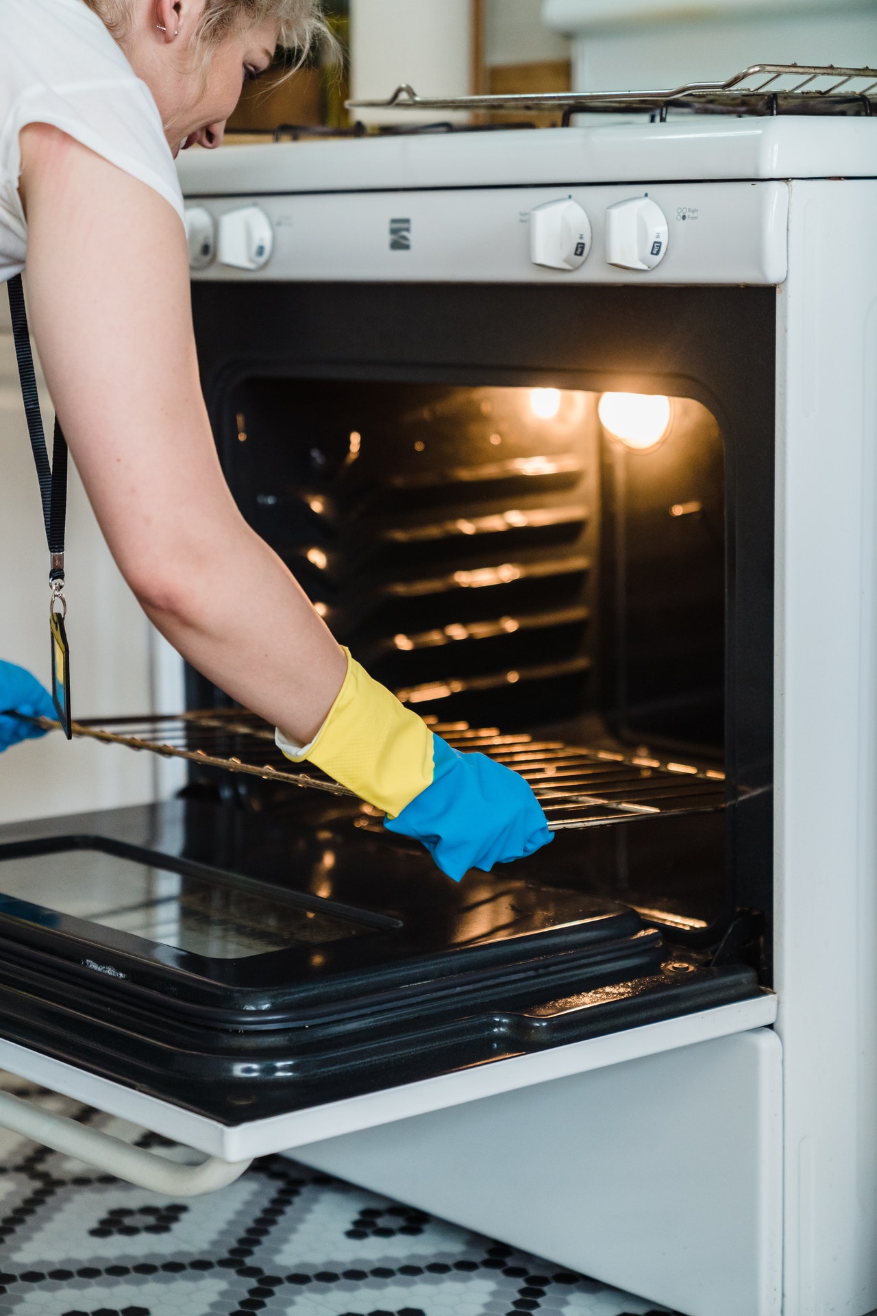 Você sabe como usar a função autolimpeza do seu forno?