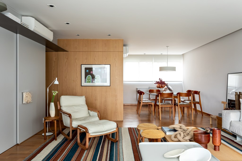 Sala de jantar e sala de estar integradas deixam o apartamento mais espaçoso