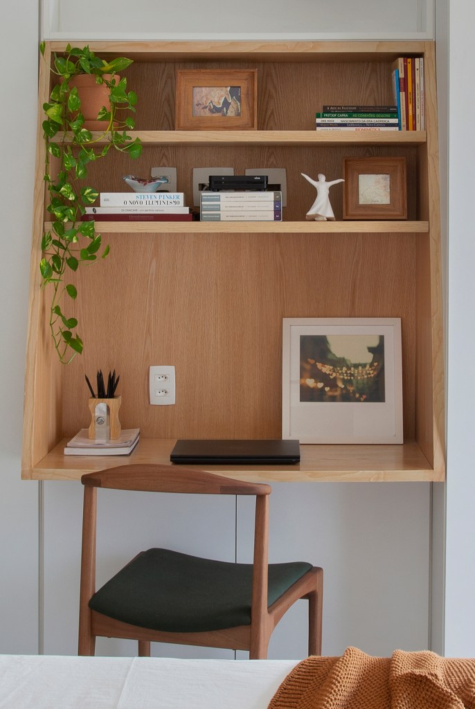 Home office pequeno com estante em madeira