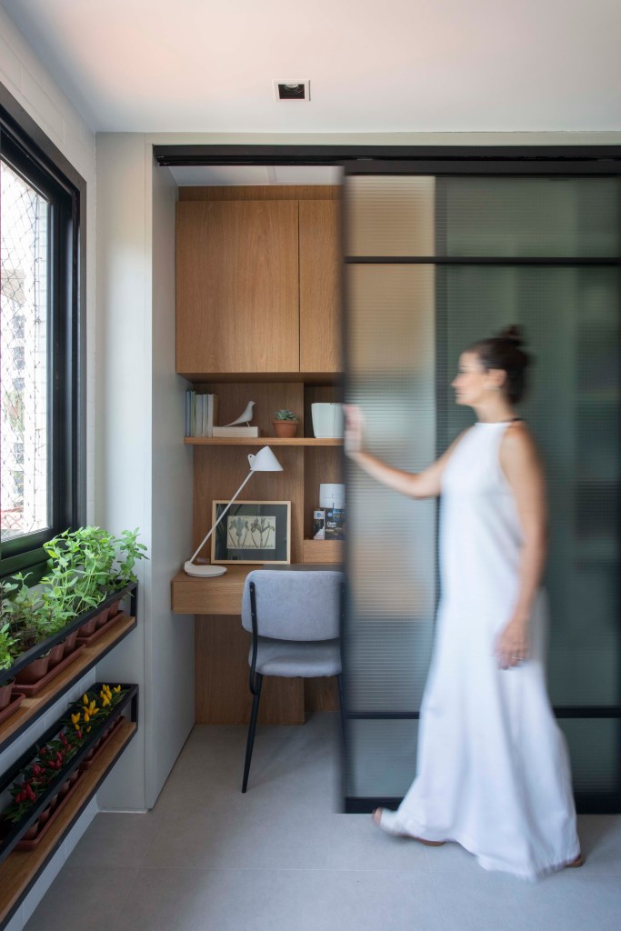 Home office integrado à cozinha; porta de correr de vidro
