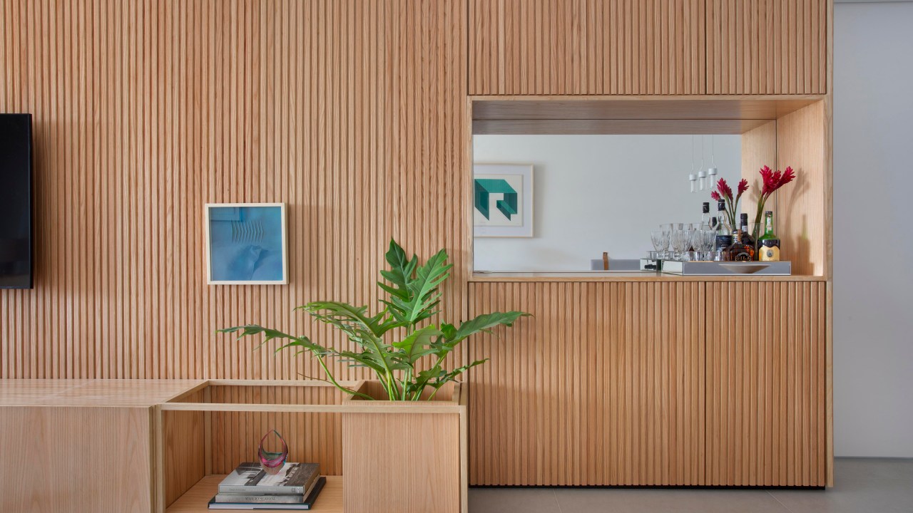 Sala com parede com ripas de madeira