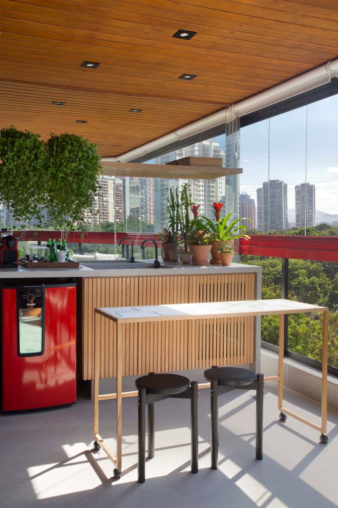 ape-115m-home-office-integrado-a-cozinha-studio-ag-arquitetura-foto-Juliano Colodeti-varanda-mesa-gourmet