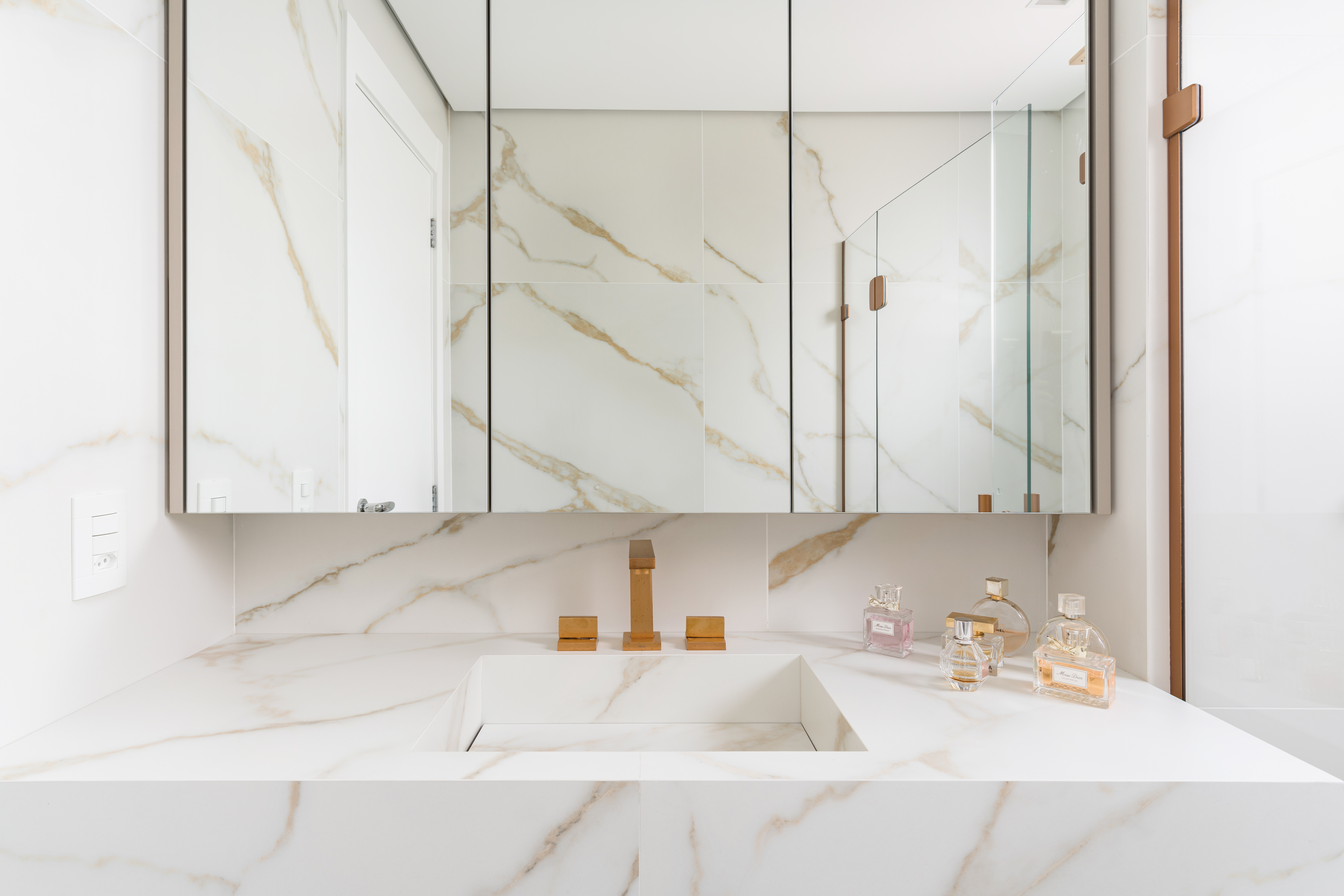Banheiro com bancada de porcelanato marmorizado