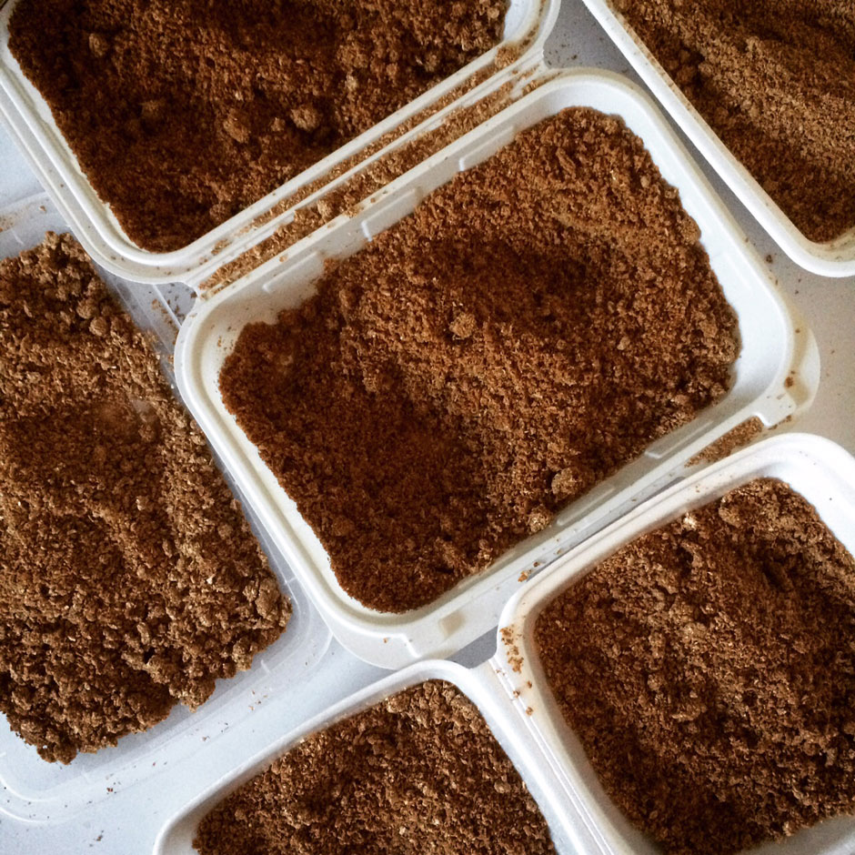 bokashi-fermentacao-adubagem Vários compartimentos com terra para adubagem.