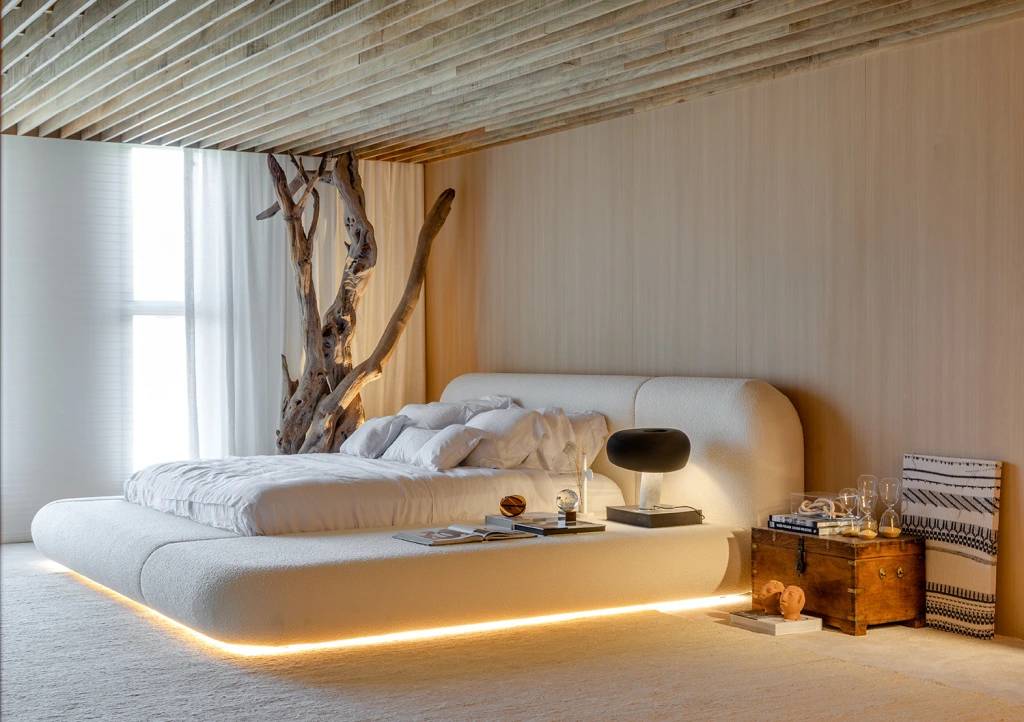 Quarto de casal com cama baixa e fita led sob colchão, na altura do tapete.