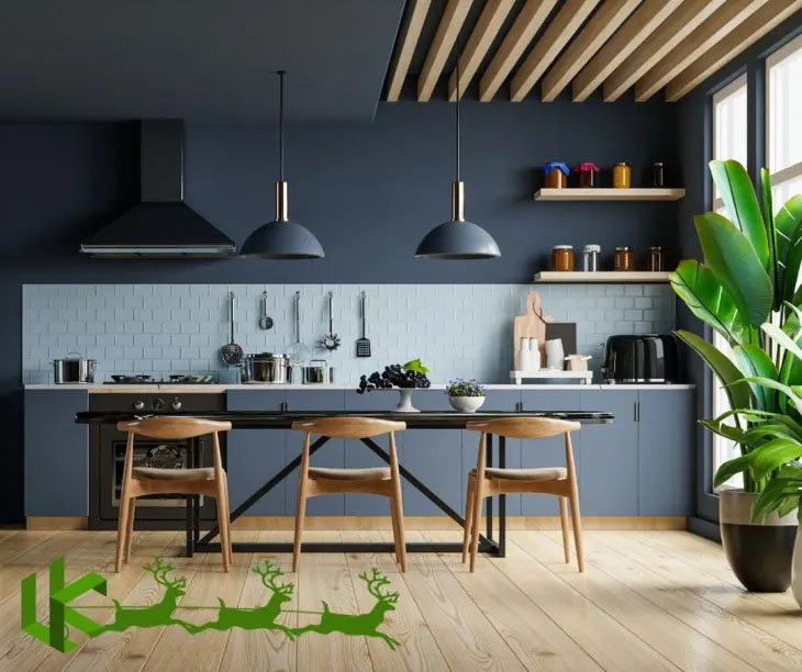 Cozinha de parede só com armários com acabamento em azul.
