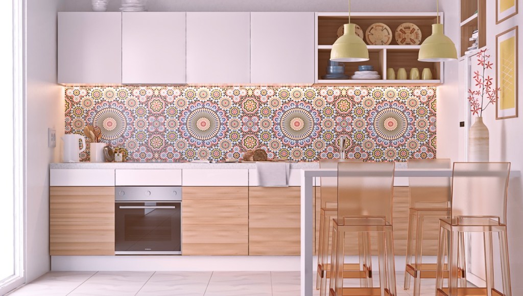 Cozinha de parede única com papel de parede com mandalas de diversos tamanhos.
