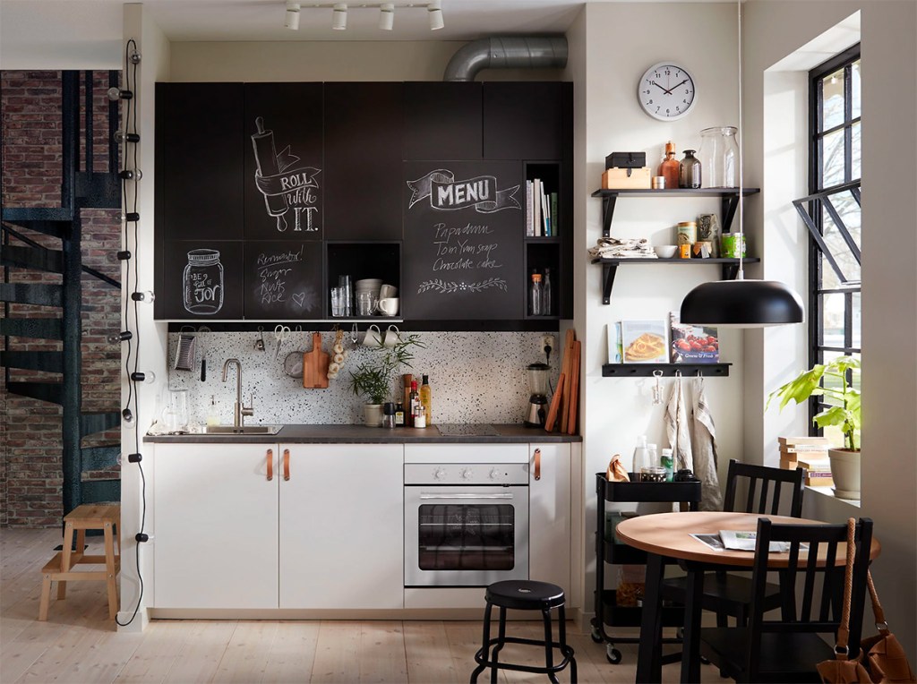 Cozinha pequena moderna com design de parede única.