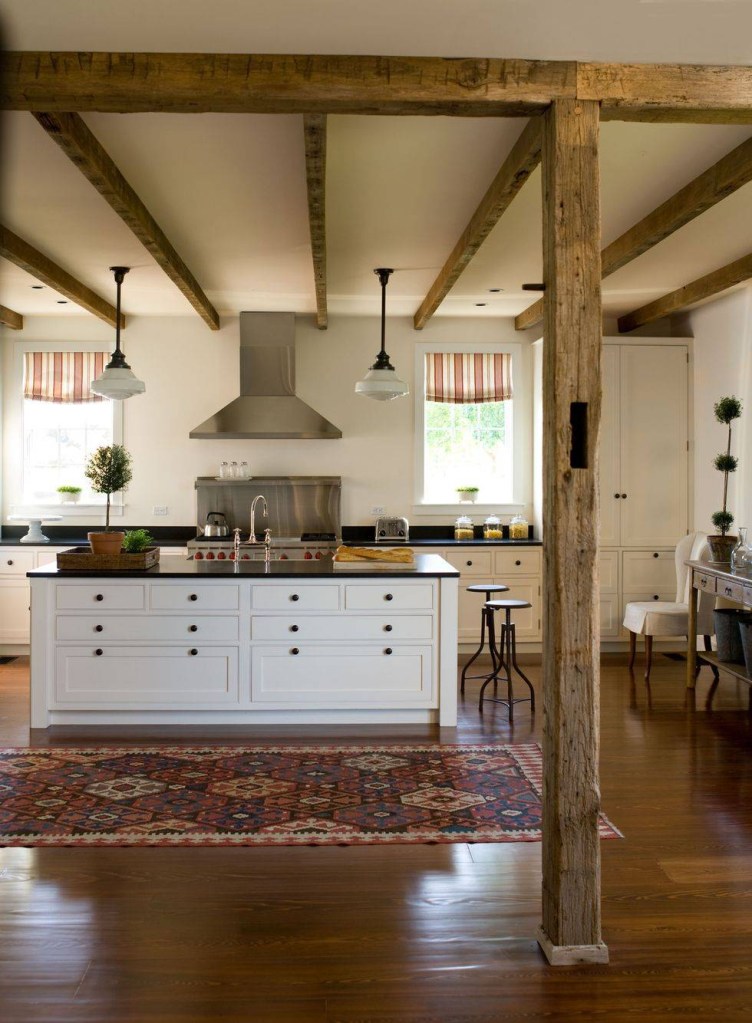 cozinha-decoracao-country-chic Cozinha em estilo country chic. Vigas de madeira dão o tom do ambiente.