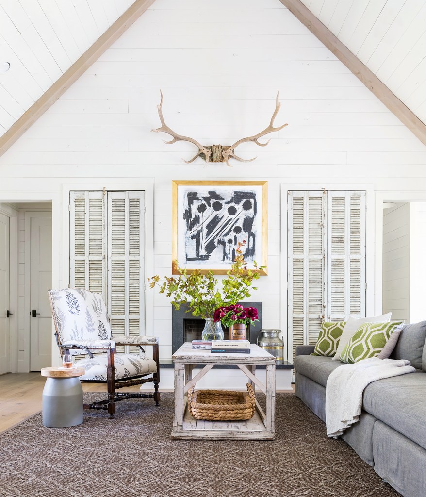 estilo-country-chic-rustico-betterhomesandgardens-JULIE SOEFER PHOTOGRAPHY Sala com poltrona, sofá e mesa de centro rústica