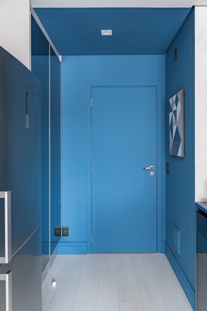 Hall azul e home office multifuncional são destaques de apê de 60m²