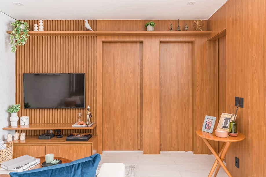 Hall azul e home office multifuncional são destaques de apê de 60m²